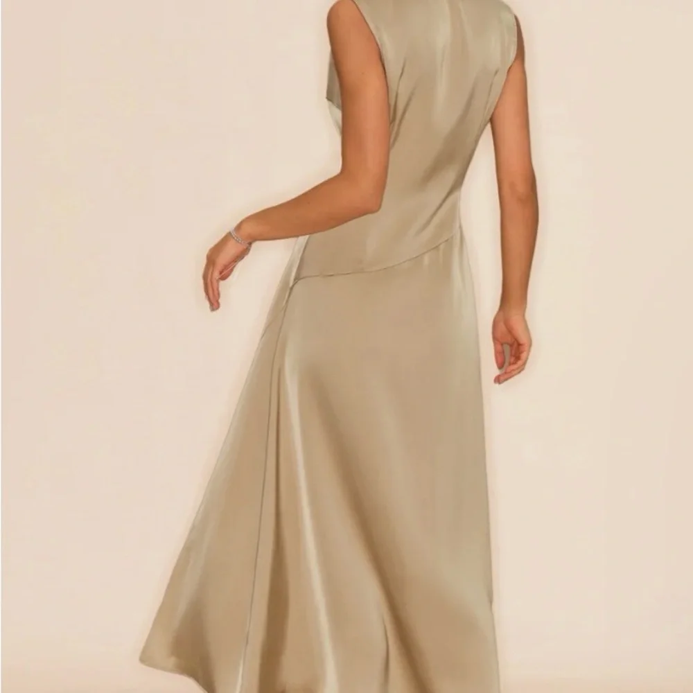 Elegant Cream Sleeveless Dress - Picture 7 of 8